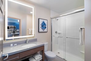 Suite studio, 1 très grand lit | Salle de bain | Séchoir à cheveux, serviettes fournies