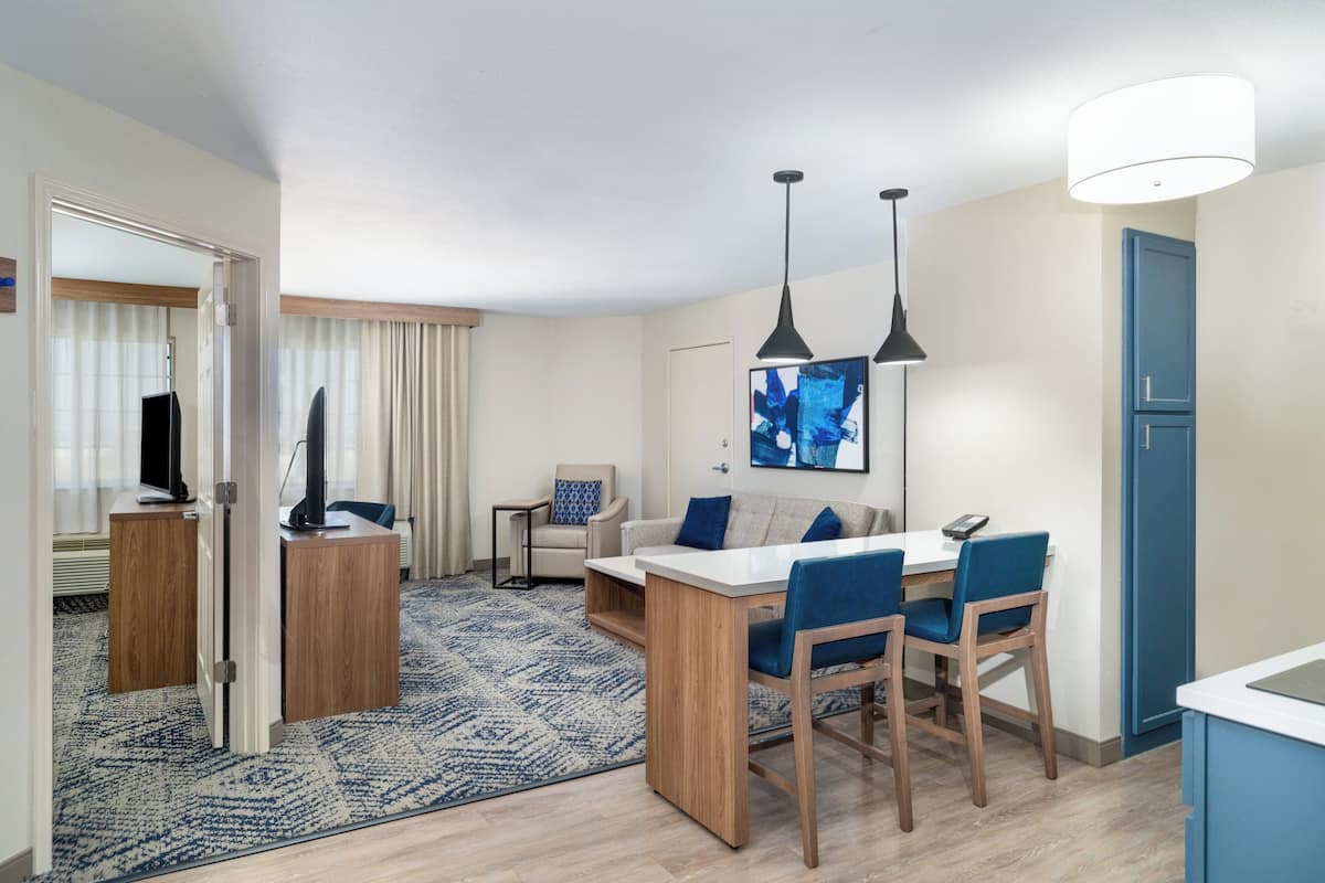 Suite, 1 Bedroom (Dining) | Room amenity