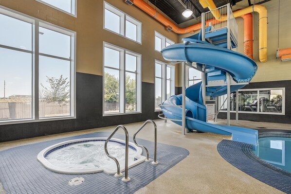 Indoor pool, sun loungers - Best Western Blairmore (Saskatoon)