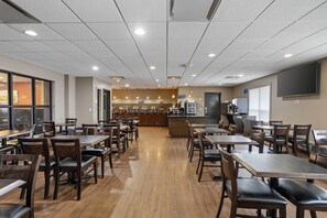 Café da manhã com buffet grátis todos os dias