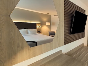 Suite, 1 cama de matrimonio grande | Ropa de cama de alta calidad, caja fuerte, escritorio y cortinas opacas