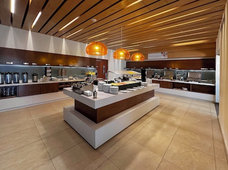 Desayuno buffet incluido todos los días . Holiday Inn Express Mérida by IHG