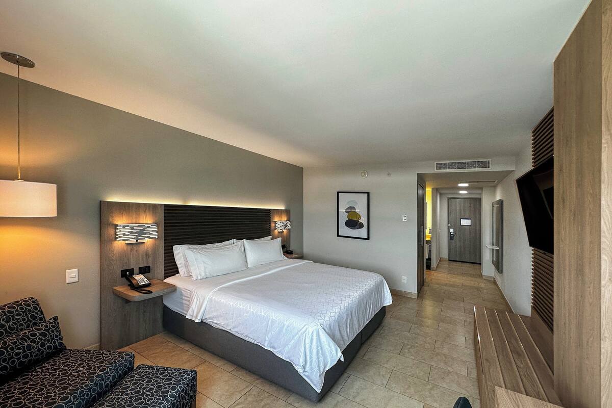 1 bedroom, premium bedding, in-room safe, desk