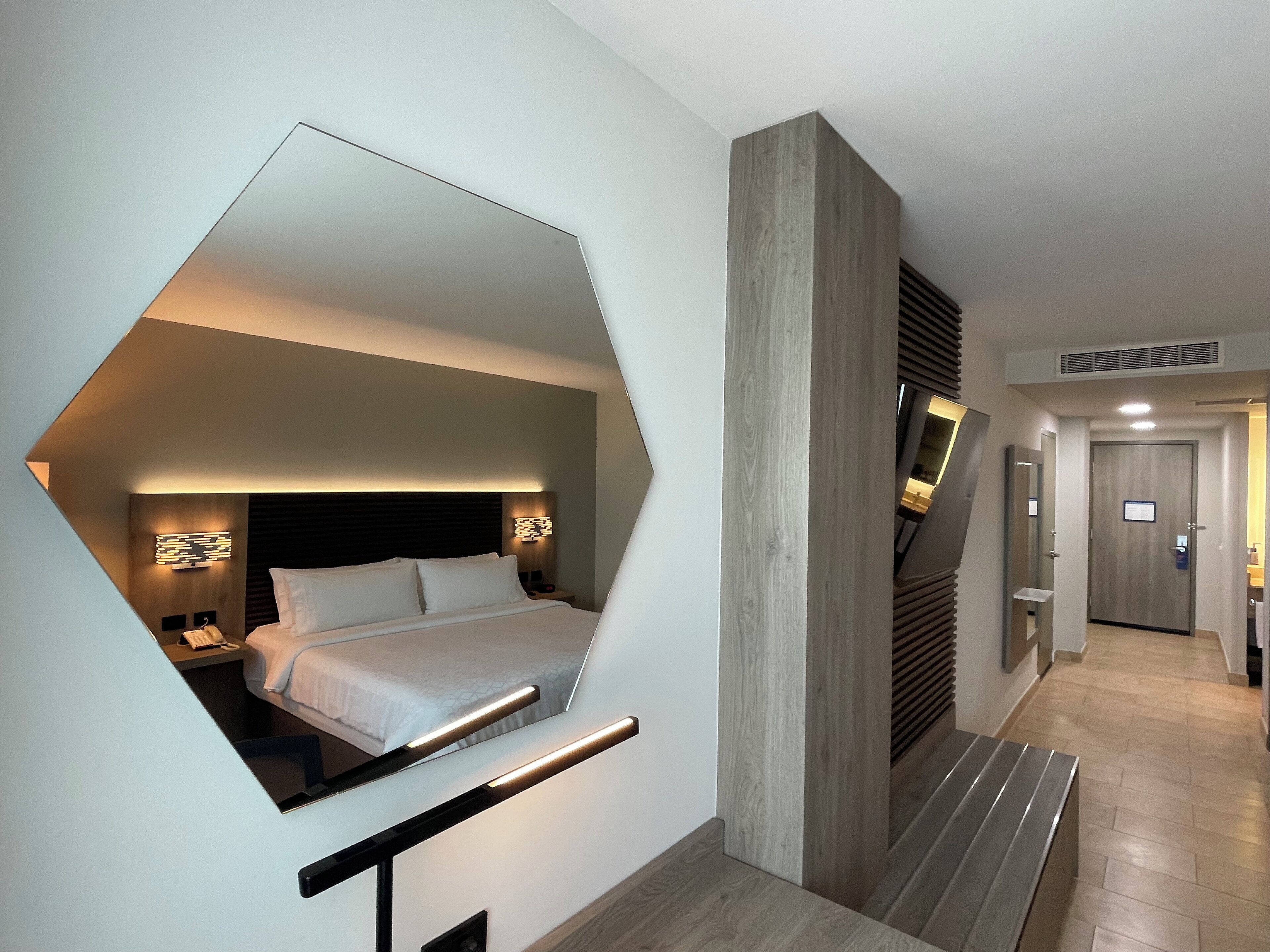 高档床上用品、客房内保险箱、办公桌、遮光窗帘