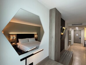 高档床上用品、客房内保险箱、办公桌、遮光窗帘