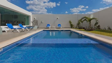 Piscina all'aperto, lettini