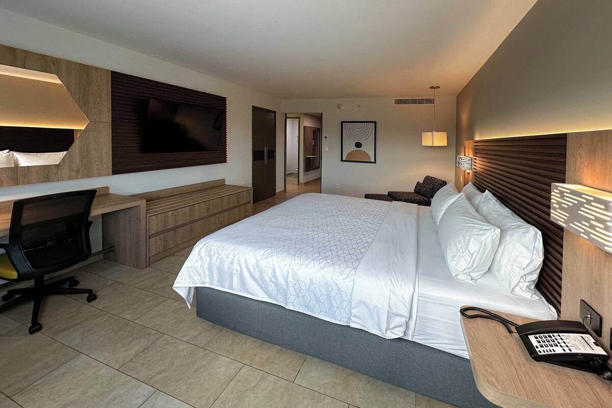 1 bedroom, premium bedding, in-room safe, desk