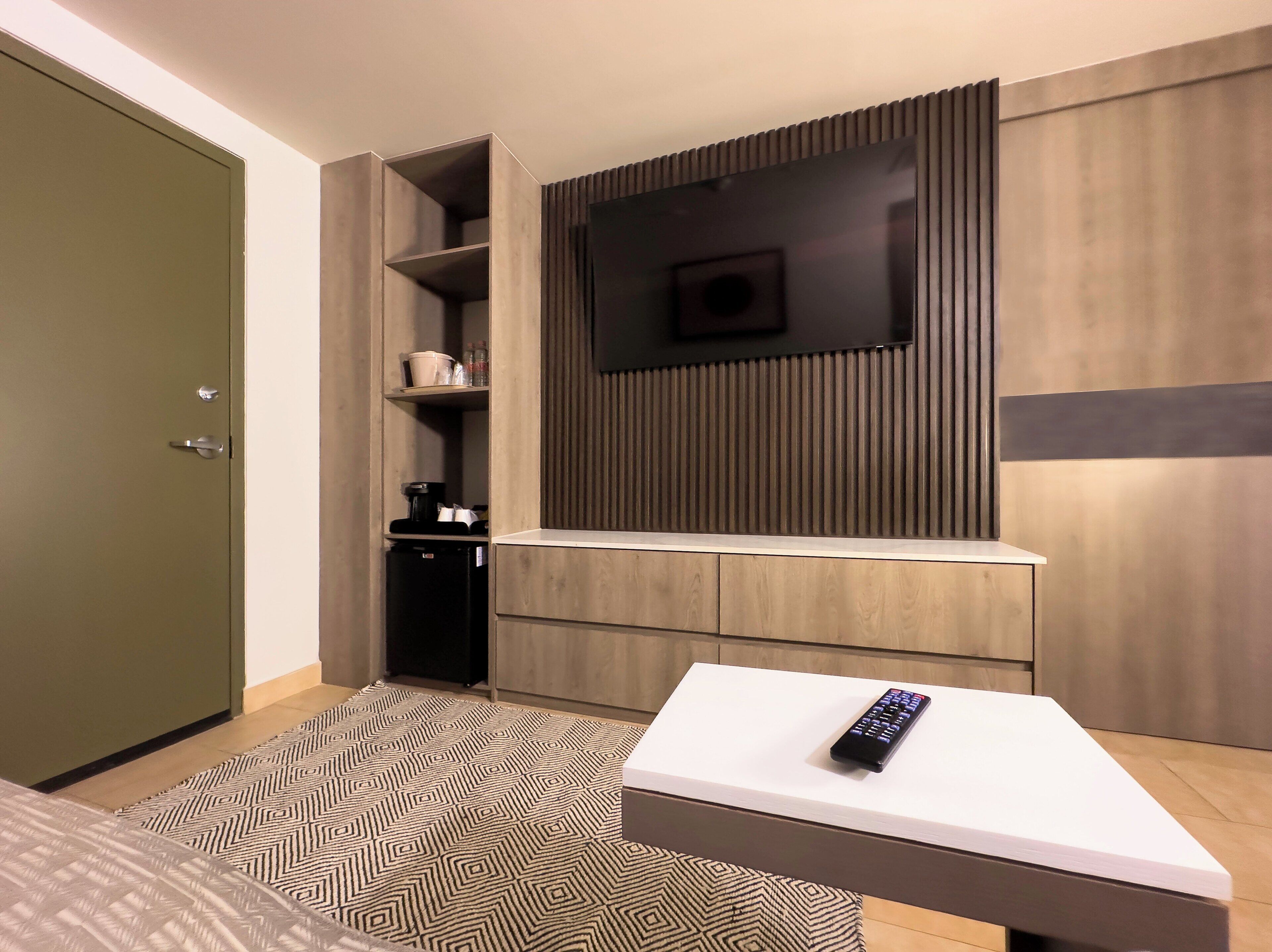 suite, 1 king bed | 1 bedroom, premium bedding, in-room safe, desk