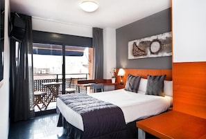Double Room, Terrace | Gebar bulu kapas, peti besi dalam bilik, meja, seterika/papan seterika 
