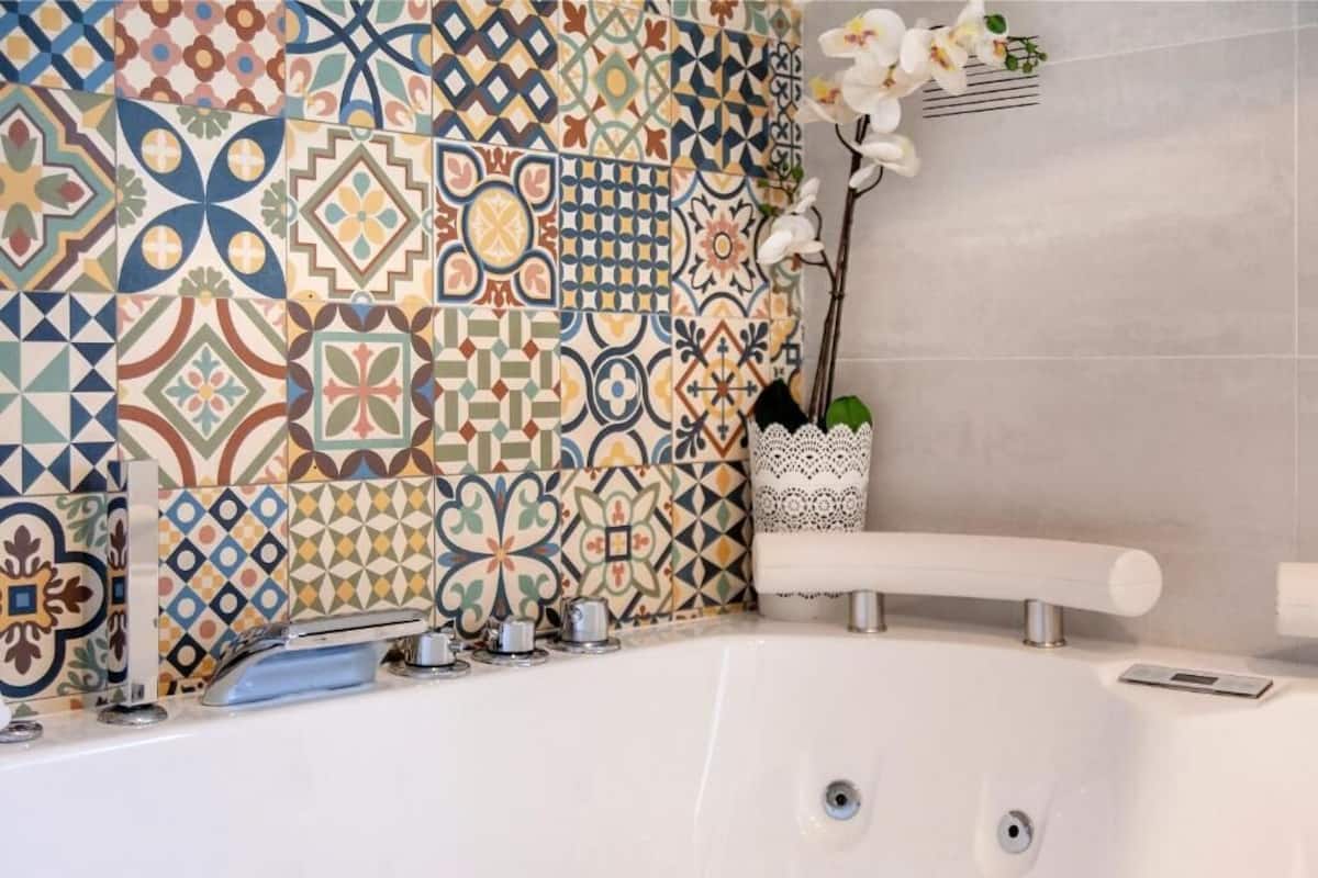 Junior Suite Terrace | Badkamer | Een haardroger, een bidet, handdoeken