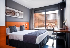 ห้องดับเบิล, ระเบียง | ผ้านวมขนเป็ด, ตู้นิรภัยในห้องพัก, โต๊ะทำงาน, เตารีด/โต๊ะรีดผ้า