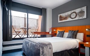 Doppelzimmer, Terrasse | Daunenbettdecken, Zimmersafe, Schreibtisch, Bügeleisen/Bügelbrett