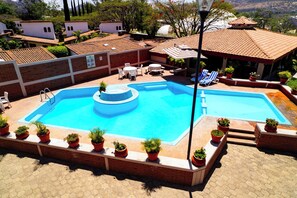 Una piscina al aire libre
