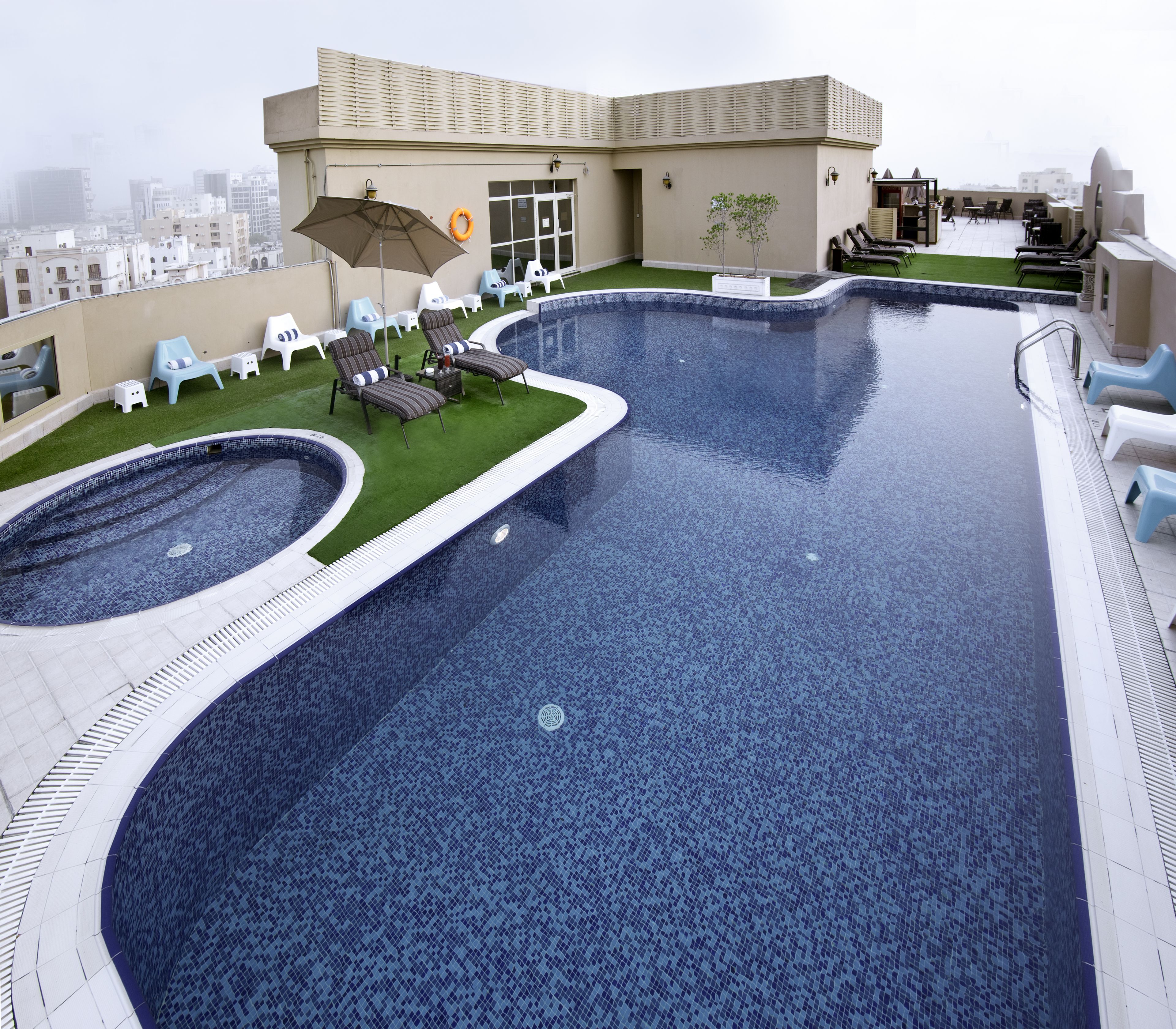 seasonal outdoor pool, pool loungers
