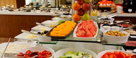 Buffet breakfast for a fee on weekends