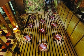 2 개의 레스토랑, 아침 식사, 점심 식사, 저녁 식사 제공(세계 요리)