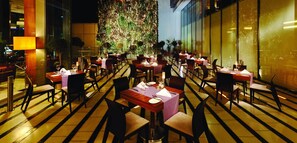 2 restaurants; breakfast, lunch, and dinner served
