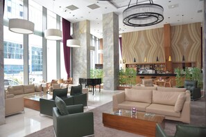 Lobby sitting area - Crowne Plaza Istanbul - Harbiye by IHG (Istanbul)