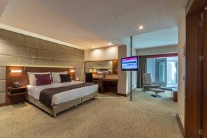 Hypo-allergenic bedding, minibar, in-room safe, individually decorated - Crowne Plaza Istanbul - Harbiye by IHG (Istanbul)