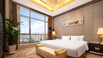 Suite - flere senge (Living Dining) | 1 soveværelse, minibar, pengeskab på værelset, skrivebord