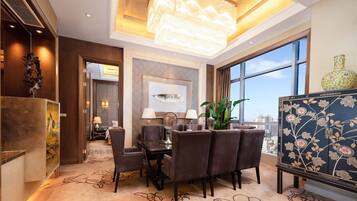 Suite, Mehrere Betten (Living Dining) | 1 Schlafzimmer, Minibar, Zimmersafe, Schreibtisch