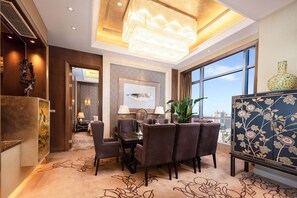 Suíte, várias camas (Living Dining) | 1 quarto, frigobar, cofres nos quartos, escrivaninha