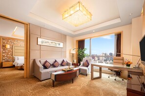 Suite, 1 Bedroom (High Floor) | Minibar, in-room safe, desk, blackout curtains