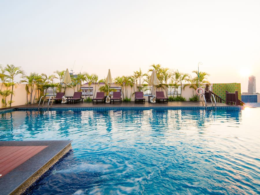 Piscina externa, funciona das 7h30 às 8h30, barracas de cortesia