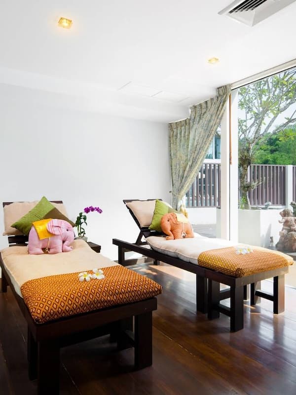 Couples treatment rooms, sauna, hot tub, Turkish bath, body treatments