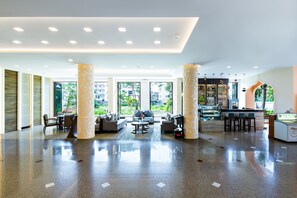 Lobby sitting area - Aiyara Palace (Pattaya)