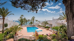 Alberca al aire libre y camastros