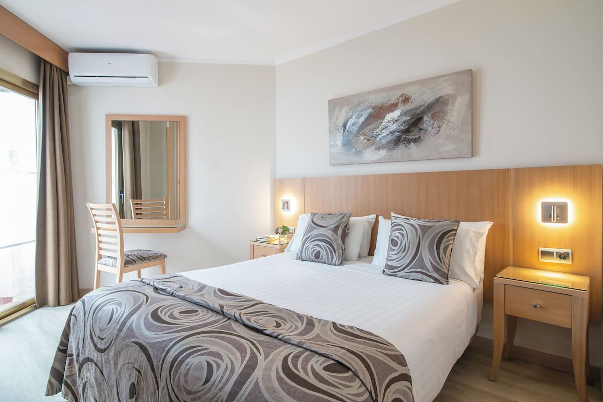 1 bedroom, in-room safe, desk, cribs/infant beds