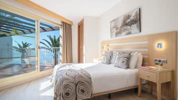 Apartamento superior, 3 quartos, terraço, vista para o mar | Cofres nos quartos, escrivaninha, berços (sobretaxa), Wi-Fi de cortesia