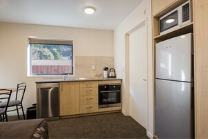 Quarto família, 1 quarto | Cozinha privada | Geladeira, micro-ondas, cafeteira/chaleira, chaleira elétrica