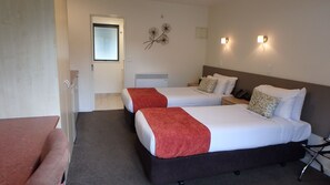 In-room safe, blackout curtains, soundproofing, iron/ironing board - Bella Vista Queenstown (Queenstown)