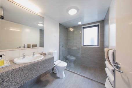 King Studio (2 pax) | Bathroom. Bella Vista Queenstown