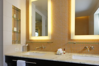 Superior Room, 1 Queen Bed | Bathroom sink at Hotel Breakwater South Beach