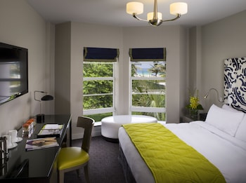 Superior Room, 1 Queen Bed, Partial Ocean View | Premium bedding, down comforters, minibar, in-room safe at Hotel Breakwater South Beach