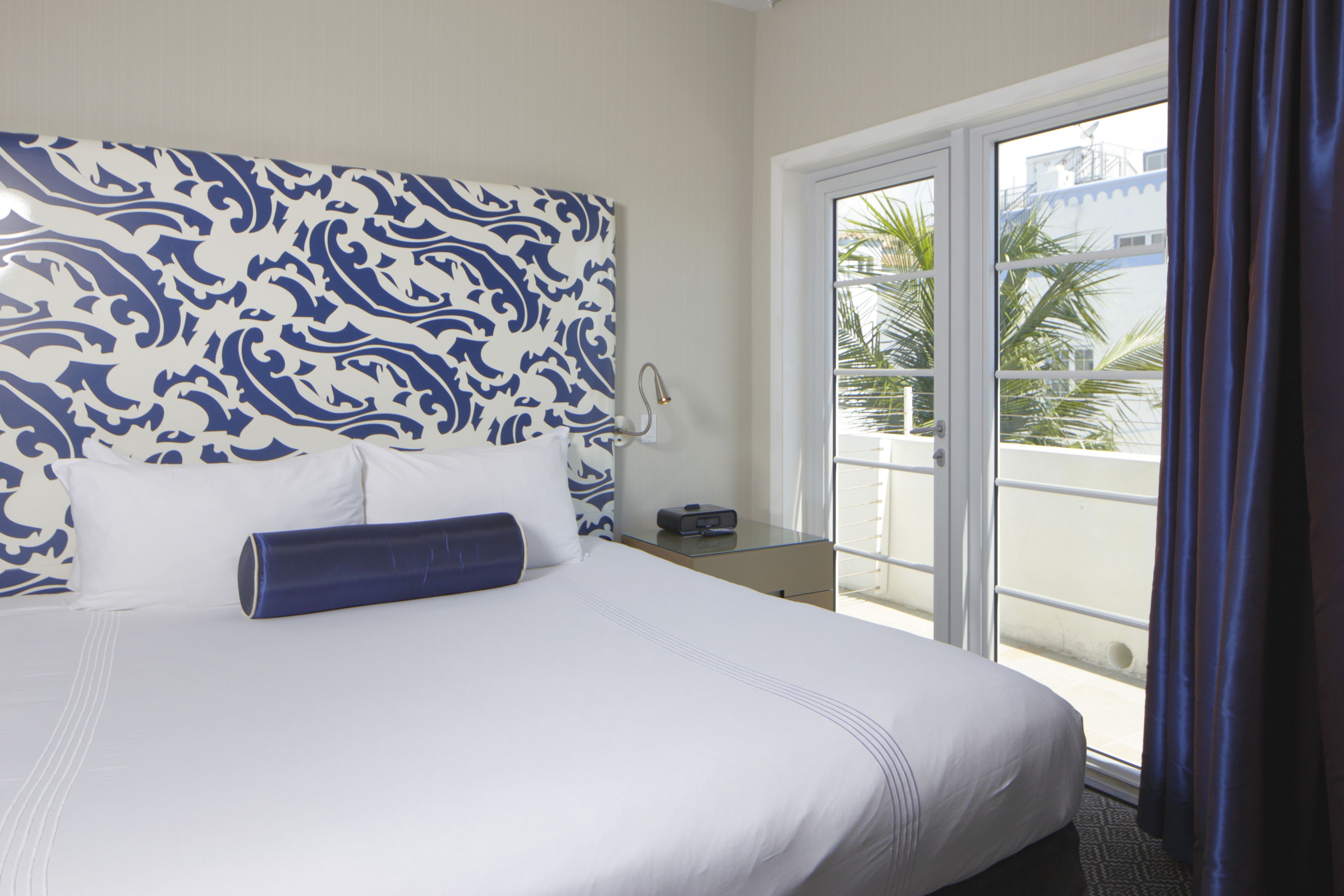 Ropa de cama de alta calidad, cubrecamas y minibar 