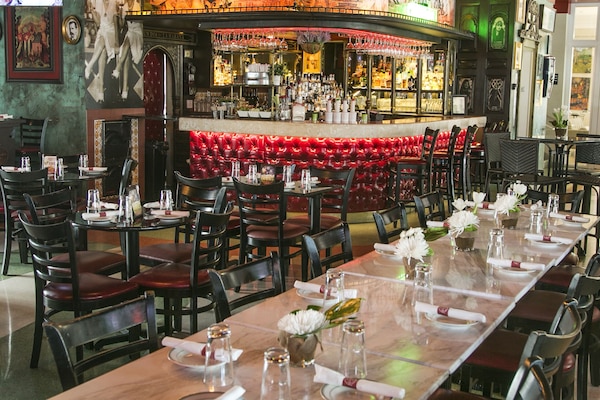 2 restaurants; breakfast, lunch, and dinner served