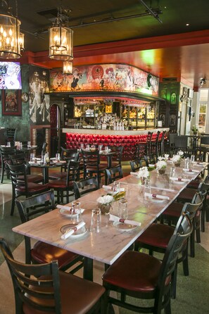 2 restaurants, breakfast, lunch, dinner served; Cuban cuisine - Hotel Breakwater South Beach (Miami Beach)