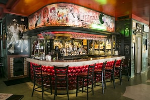 2 bares o lounges