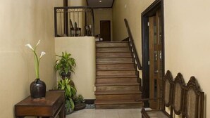 Staircase - Casa Escano Bed & Breakfast (Cebu)