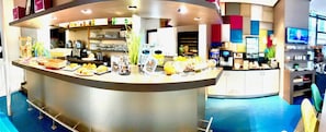 Café da manhã continental todos os dias (EUR 14.90 por pessoa)