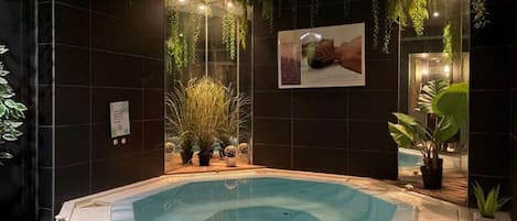 Behandlingsrum för par, bastu, bubbelpool och Ängbastu