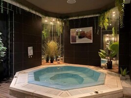 Couples treatment rooms, sauna, hot tub, steam room, Turkish bath