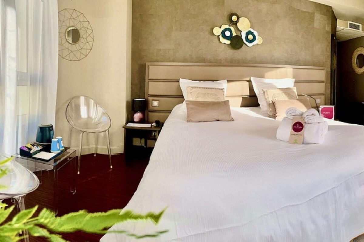 Ropa de cama de alta calidad y escritorio
