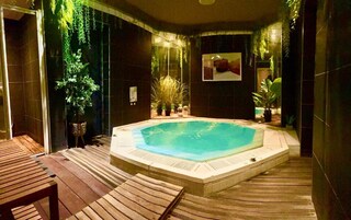 Couples treatment rooms, sauna, hot tub, steam room, Turkish bath