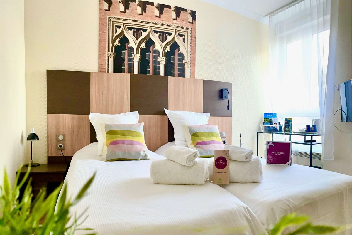 Habitación estándar, 2 camas individuales | Ropa de cama de alta calidad y escritorio