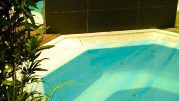 Bañera de hidromasaje cubierta